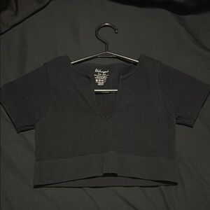 Black Short Sleeve Knotch Neck Crop Top